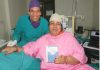 महिला रोगी को रिक्लाईनिंग बेड पर बिठाकर  किया मोतियाबिन्द ऑपरेशन 