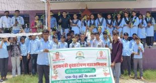 सरकारी स्कूल खारपा कलां में ’एक पेड़ मां के नाम’ योजना में तीन दर्जन पौधे लगाये