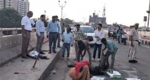जिला कलक्टर ने देखी शहर में टूटी सड़कों की बदहाली