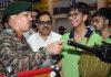 एलन शौर्य वंदन प्रदर्शनी में सेना के आधुनिक हथियार देख गर्वित हुये स्टूडेंट्स