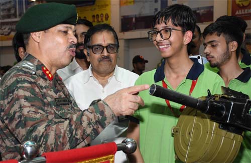 एलन शौर्य वंदन प्रदर्शनी में सेना के आधुनिक हथियार देख गर्वित हुये स्टूडेंट्स
