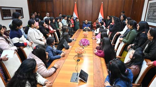 कैट वीमेन विंग की महिलाओं ने लोकसभा में देखी बजट परिचर्चा