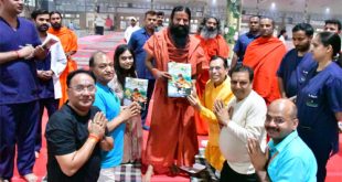 स्वामी रामदेव को डॉ. सुरेश पाण्डेय ने भेंट की ‘शतायु भवः’ पुस्तक