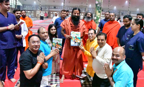 स्वामी रामदेव को डॉ. सुरेश पाण्डेय ने भेंट की ‘शतायु भवः’ पुस्तक